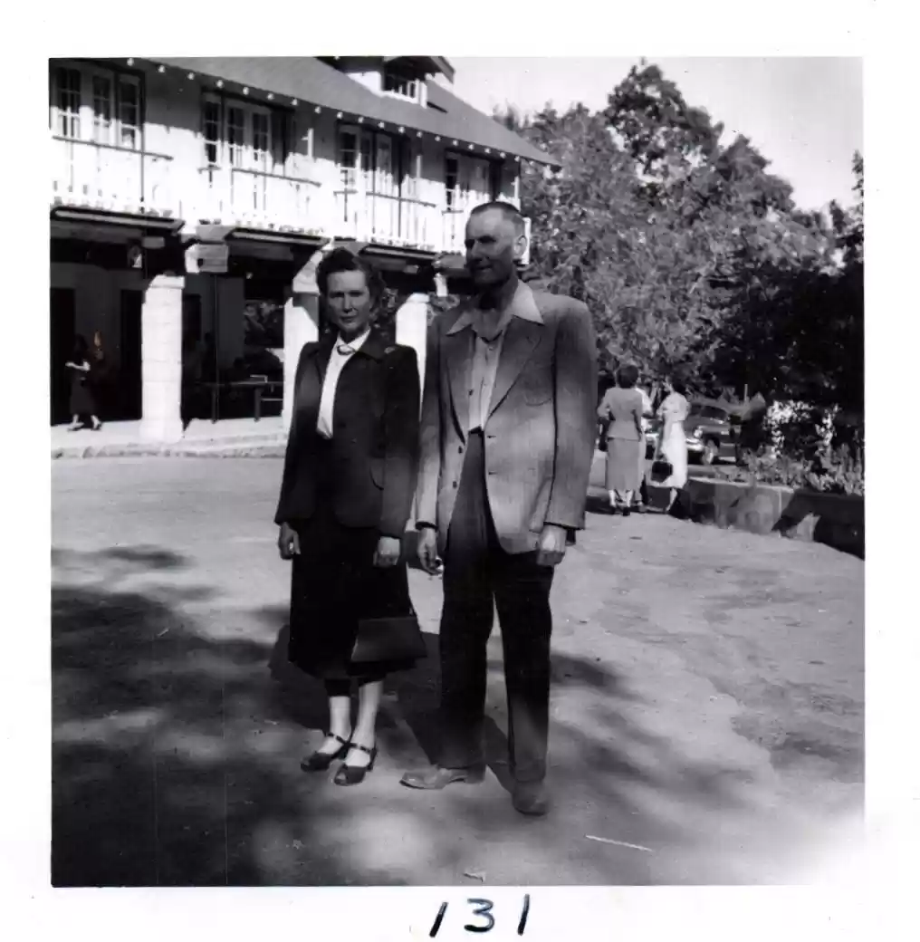 131-Mr. & Mrs. J.E. Sayler, Fresno, Calif.